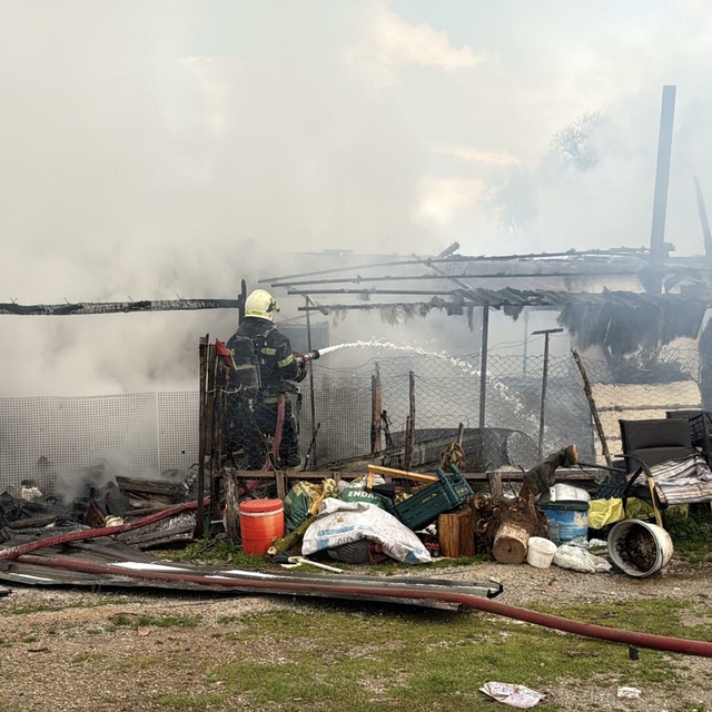 Muğla'da evde çıkan yangında aile alevlerin arasından kurtuldu