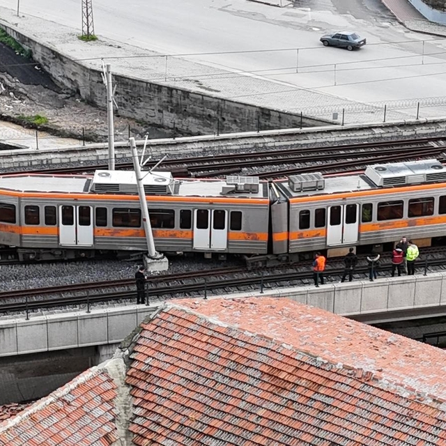 Adana'da metro vagonu seyir halindeyken raydan çıktı; kazada yaralanan olma...