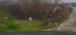 Elazığ’da otomobil dereye uçtu: 3 yaralı