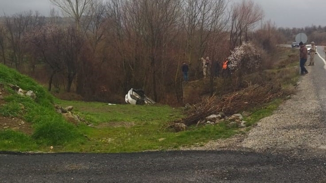 Elazığ'da otomobil dereye uçtu: 3 yaralı