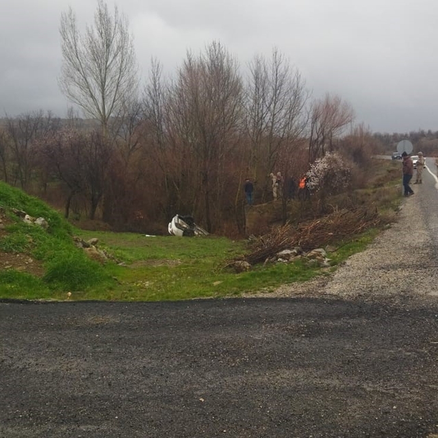 Elazığ'da otomobil dereye uçtu: 3 yaralı