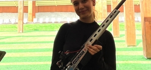 Milli sporcu kendi rekorunu kırarak zirveye çıktı