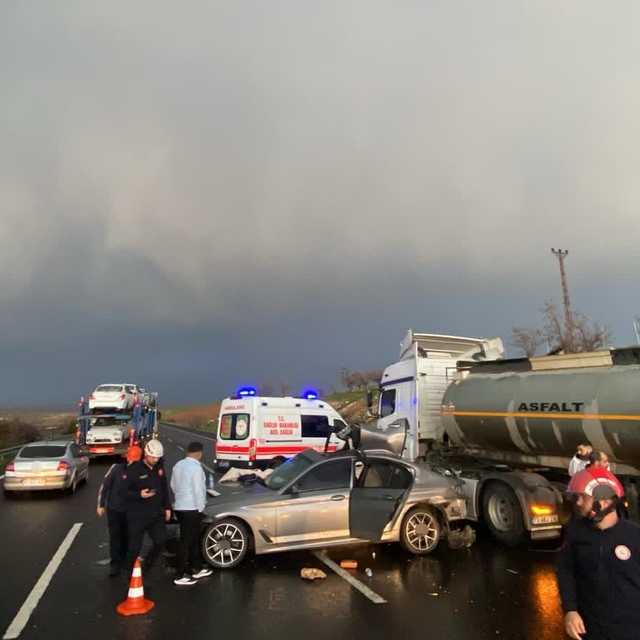 Şanlıurfa'da zincirleme trafik kazası: 1 ölü, 5 yaralı
Yaralılara ilk müdah...