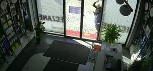 Parke taşıyla eczanenin camını kırdı, ayçiçeği yağıyla kundaklamak istedi Dehşet dolu o anlar güvenlik kamerasına yansıdı