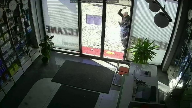 Parke taşıyla eczanenin camını kırdı, ayçiçeği yağıyla kundaklamak istedi
Dehşet dolu o anlar güvenlik kamerasına yansıdı