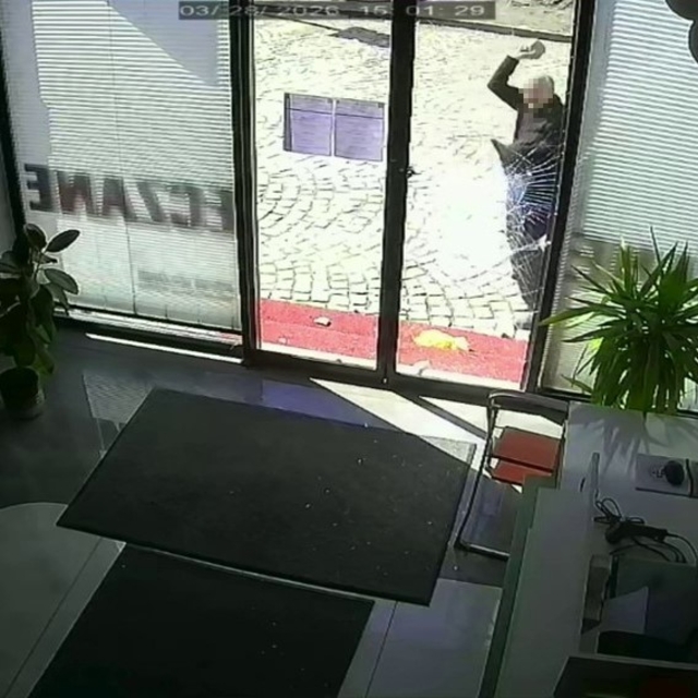 Parke taşıyla eczanenin camını kırdı, ayçiçeği yağıyla kundaklamak istedi
D...