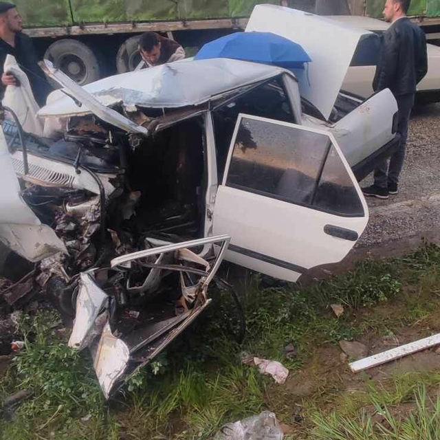 Manisa'da otomobil ile TIR çarpıştı: 3 yaralı