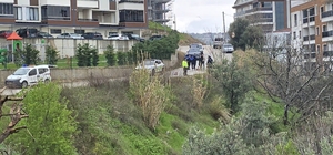 Mudanya'da yağmur sonrası site önündeki yol çöktü