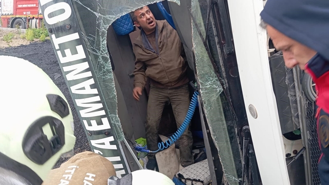 Samandağ'da devrilen tırın sürücüsü yaralandı