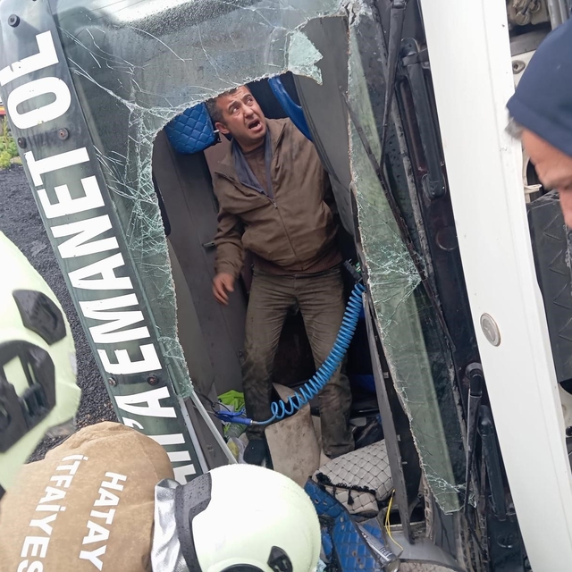 Samandağ'da devrilen tırın sürücüsü yaralandı