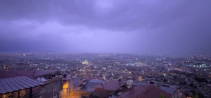 Şimşeklerin geceyi aydınlattığı Hatay'da dolu yağışı yolları göle çevirdi