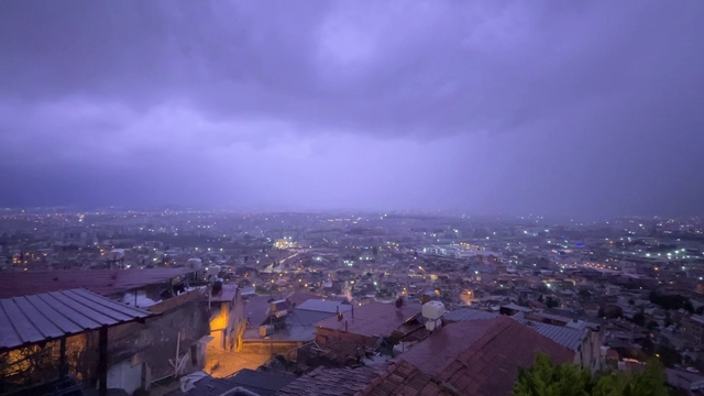 Şimşeklerin geceyi aydınlattığı Hatay'da dolu yağışı yolları göle çevirdi