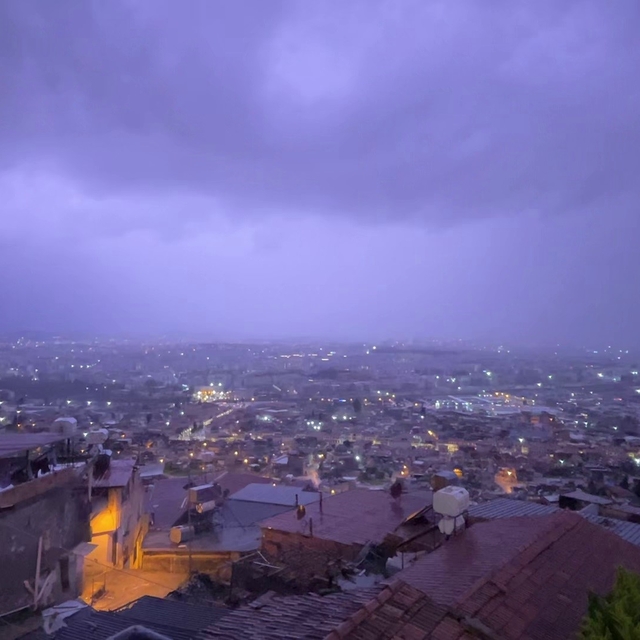 Şimşeklerin geceyi aydınlattığı Hatay'da dolu yağışı yolları göle çevirdi