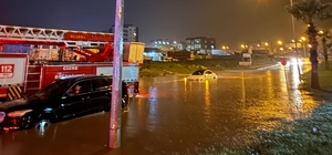 Cizre’de araçlarda mahsur kalan 3 kişiyi itfaiye ekipleri kurtardı