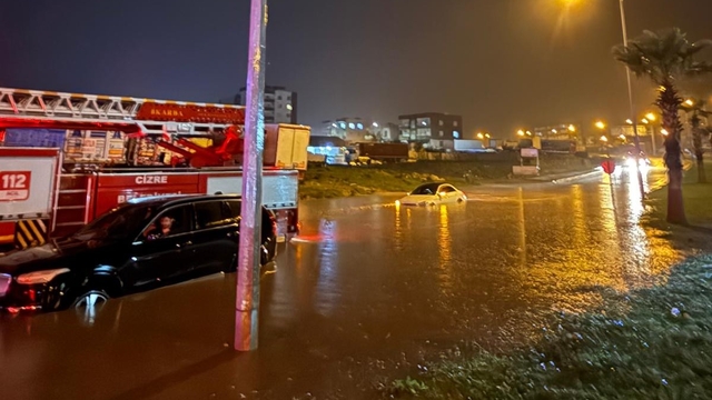 Cizre'de araçlarda mahsur kalan 3 kişiyi itfaiye ekipleri kurtardı