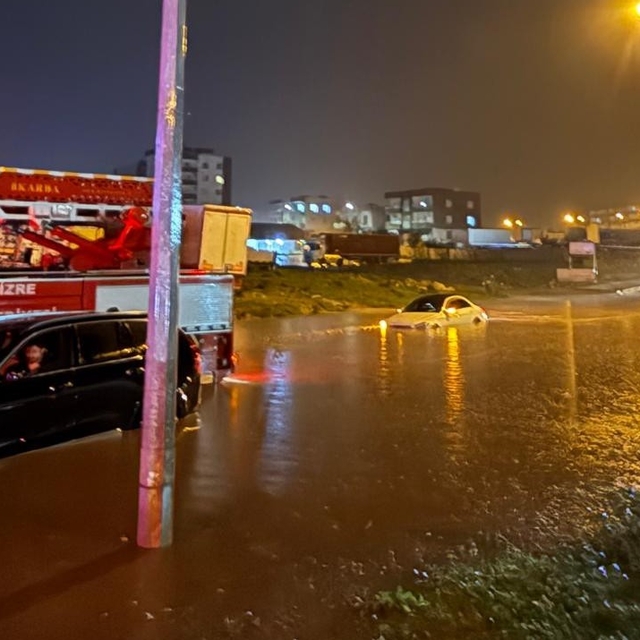 Cizre'de araçlarda mahsur kalan 3 kişiyi itfaiye ekipleri kurtardı