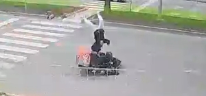 Mersin'de motokuryenin yaya geçidinde çocuğa çarptığı kaza kamerada: 1 yaralı