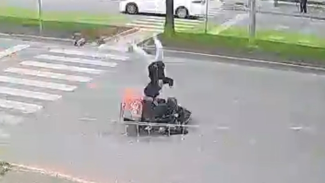 Mersin'de motokuryenin yaya geçidinde çocuğa çarptığı kaza kamerada: 1 yaralı