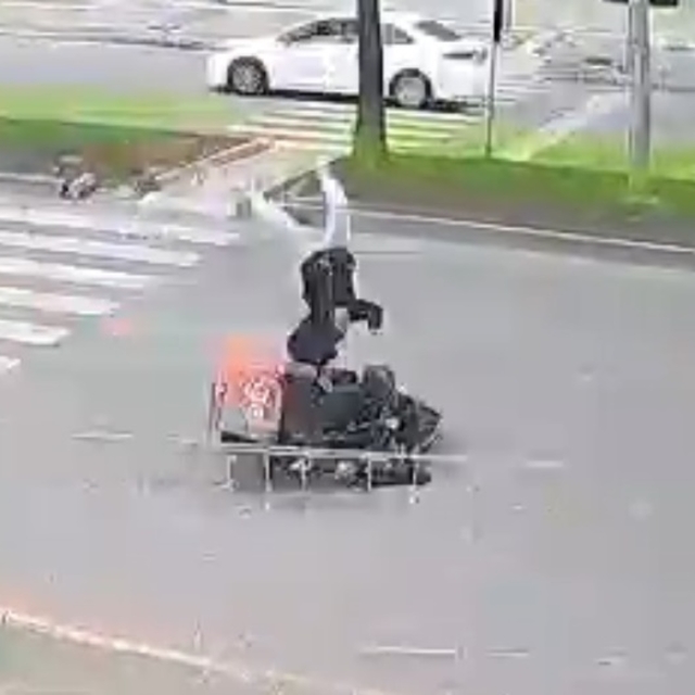 Mersin'de motokuryenin yaya geçidinde çocuğa çarptığı kaza kamerada: 1 yara...