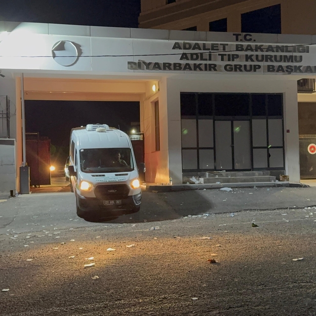 Diyarbakır'da eşini öldürdü, akrabasını yaraladı