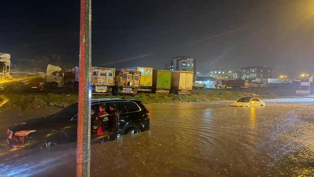 Cizre'de sağanak; evleri su bastı, mahsur kalanlar kurtarıldı