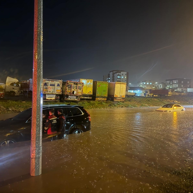 Cizre'de sağanak; evleri su bastı, mahsur kalanlar kurtarıldı