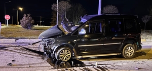 Afyonkarahisar'da tır ile hafif ticari aracın çarpışması sonucu bir kişi öldü, bir kişi yaralandı