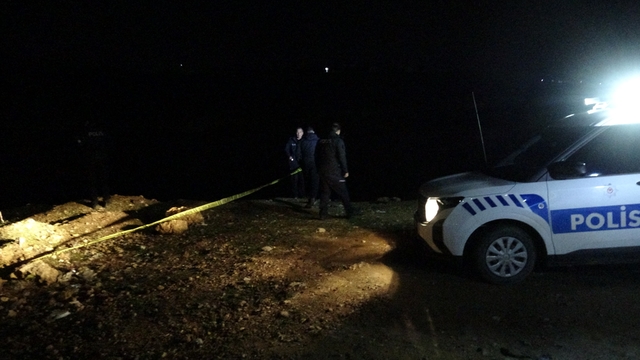 Gece yarısı cesedi bulunan şahsın boğulma anı kamerada
Malatya'da gölette erkek cesedi bulundu