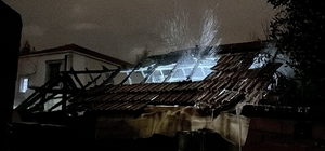 Gece saatlerinde müstakil evde çıkan yangın itfaiye ekiplerince söndürüldü