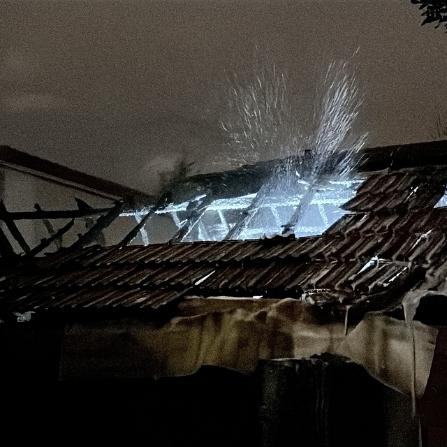 Gece saatlerinde müstakil evde çıkan yangın itfaiye ekiplerince söndürüldü