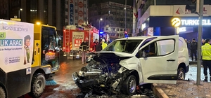 Hafif ticari araç ile otomobil çarpıştı: 2 yaralı
