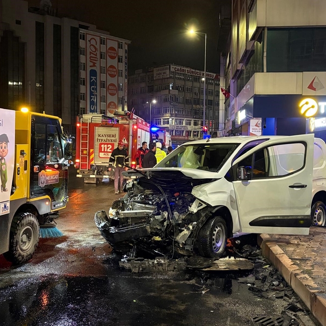 Hafif ticari araç ile otomobil çarpıştı: 2 yaralı