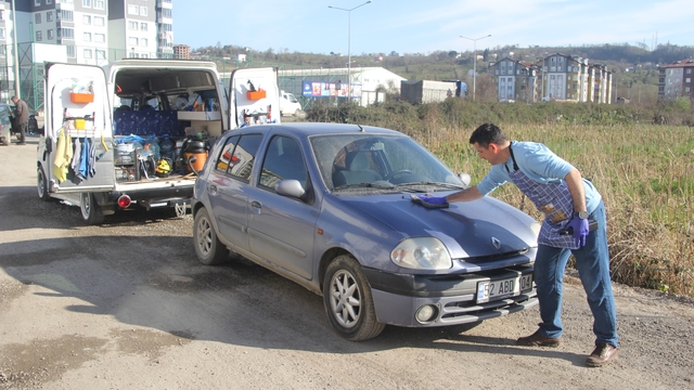 Yöneticiliği bıraktı, küresel ısınmaya karşı 'mobil ve susuz' araç yıkama başlattı
