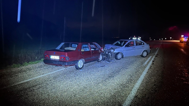 Bilecik'te iki otomobilin çarpıştığı kazada 3 kişi yaralandı
