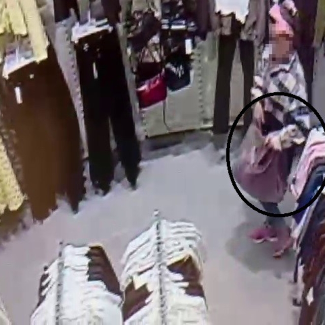 Alışveriş merkezinde çocuğunun yanında hırsızlık yapan kadın kamerada