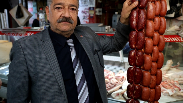 Uzmanından vatandaşa 'ucuz sucuk' uyarısı
Sucuk alırken mutlaka etiketteki karekod okutulmalı
Adana Kasaplar Odası Başkanı Saruhan Yağmur:
"Sucuğun kilosu şu anda 800-850 lira, ucuz ürünlere kanmamak lazım"