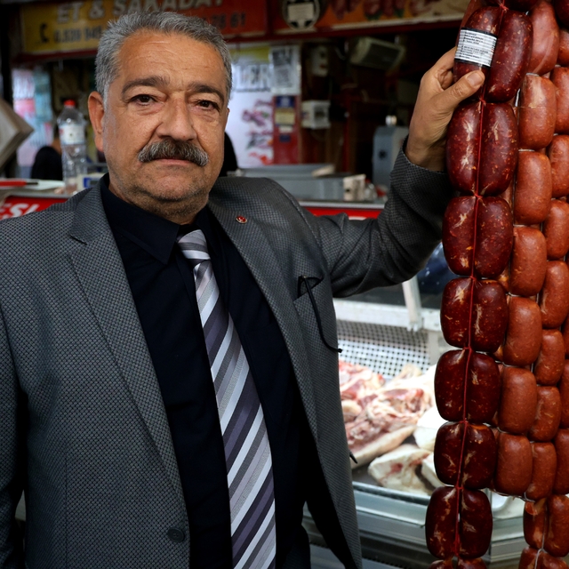 Uzmanından vatandaşa 'ucuz sucuk' uyarısı
Sucuk alırken mutlaka etiketteki...