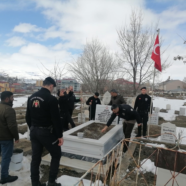 Kahraman şehitlerimizin aziz hatırasına sahip çıktılar
Hınıs polisi şehit k...