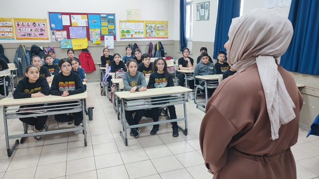 "İyilik" kuyruğu
Adana'da öğrenciler lösemili çocuklara yardım etmek için harçlıklarını biriktirip sınıflardaki sadaka kutusuna koymak için kuyruk oluşturdu