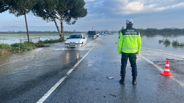 Menderes Nehri taştı İncirliova-Koçarlı yolu sular altında kaldı