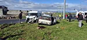 Öğrenci servis minibüsü ile otomobil çarpıştı: 13 yaralı