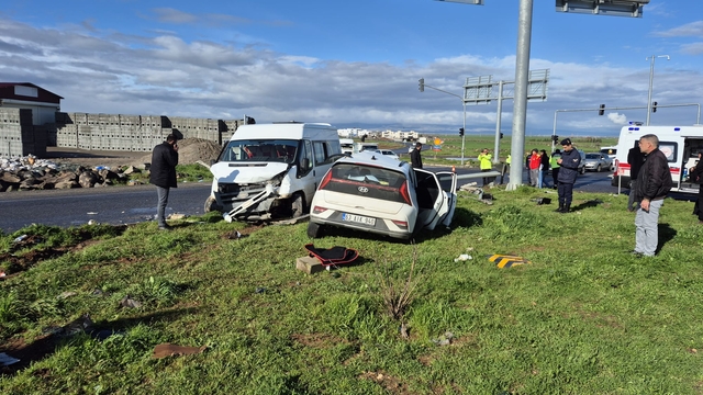 Öğrenci servis minibüsü ile otomobil çarpıştı: 13 yaralı