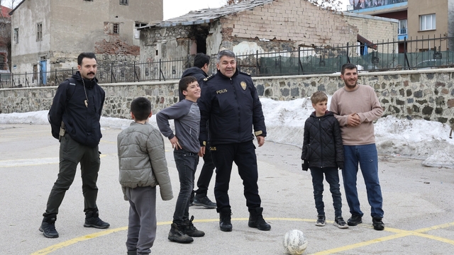 Erzurum Emniyet Müdürü Karaburun öğrencilerle futbol oynadı