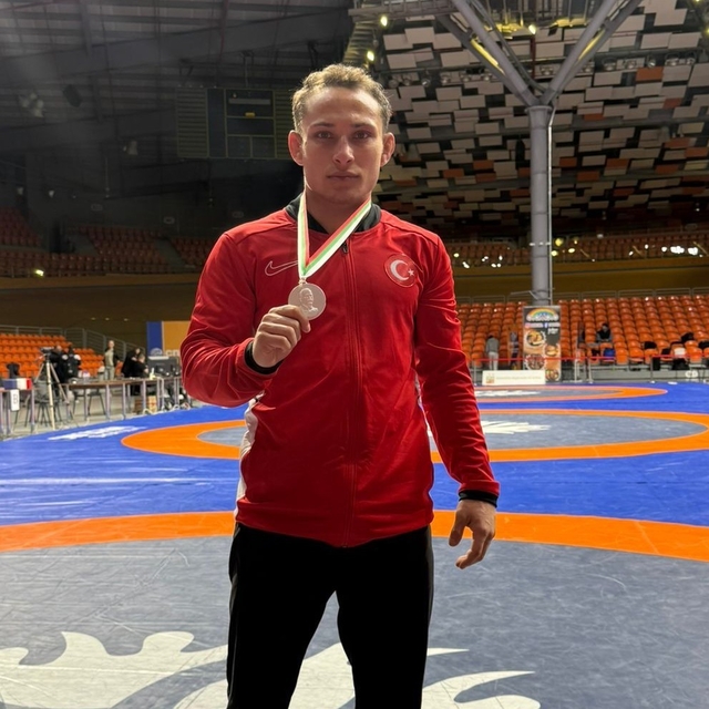 ADÜ'lü güreşçi uluslararası turnuvada gümüş madalya kazandı