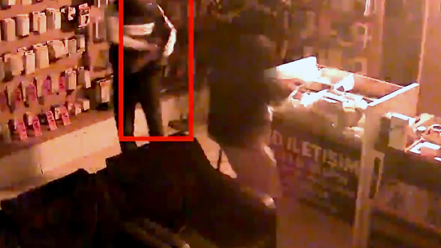 Kaldırım taşıyla kırdıkları vitrinlerdeki cep telefonu ve elektronik ürünleri çaldılar