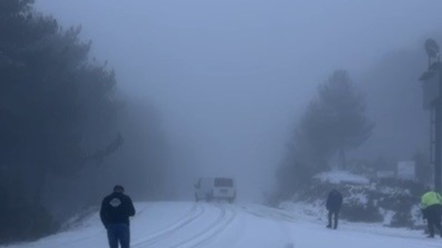 Osmaniye'de dolu yağışı yolları beyaza bürüdü