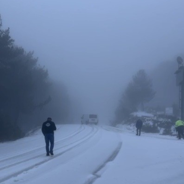 Osmaniye'de dolu yağışı yolları beyaza bürüdü