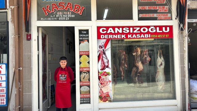Trabzon'da "Junior Kasap" ilgi odağı oldu
10 yaşındaki Melih Cansız, okuldan arta kalan zamanlarda babasına ait kasap dükkanında çalışıyor