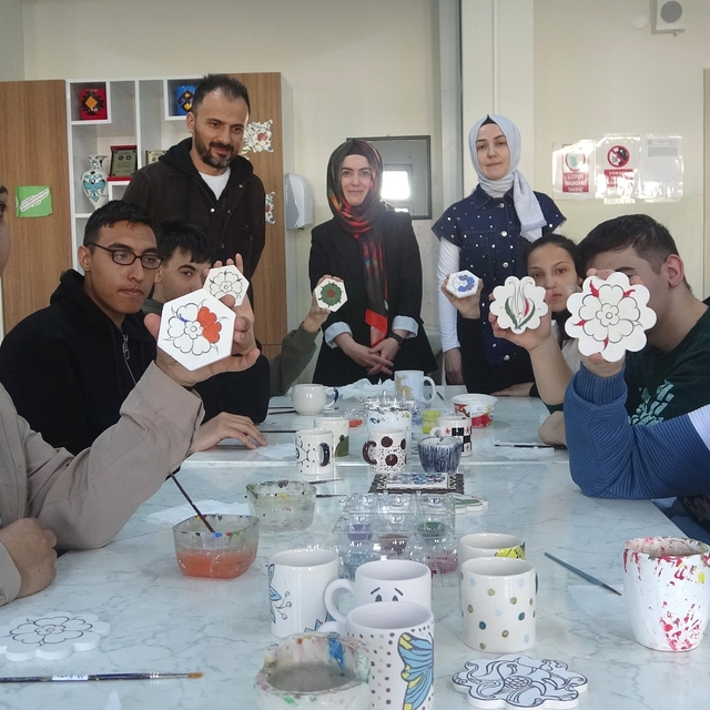 Özel öğrencilerden çini sanatına renkli dokunuş