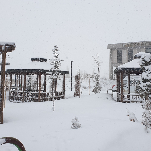 Başkale'de kar yağışı